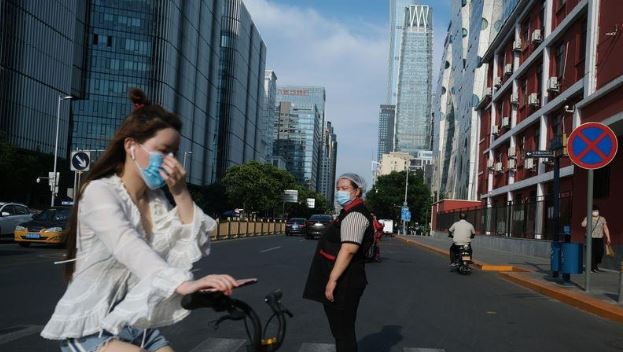 امرأة تضع كمامة على وجهها في بكين يوم 30 يونيو 2020. تصوير: تينغشو وانغ - رويترز